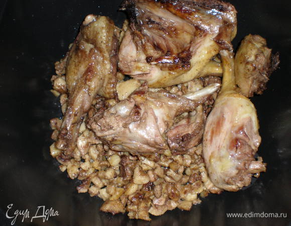 Сложила в сотейник всё мясо, залила бульоном (из косточек )и жиром.
Поставила тушить на 2 часа.
Разложила в банки (не до верха), ещё 1 час стерилизовала в духовке.
Закрыла, укутала.
