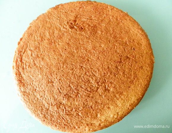 Коржи: Все ингредиенты для коржей смешать в миске венчиком, взбивать ничего не нужно. Консистенция теста должна быть густой сметаны. Выложить в смазанную маслом и припыленной мукой  форму. Выпекать в предварительно разогретой духовке 1 час при температуре 165 градусов. Вынуть, дать остыть. После разрезать вдоль на 4 коржа. Крошки, которые образуются при выравнивании коржей сохранить на обсыпку торта.