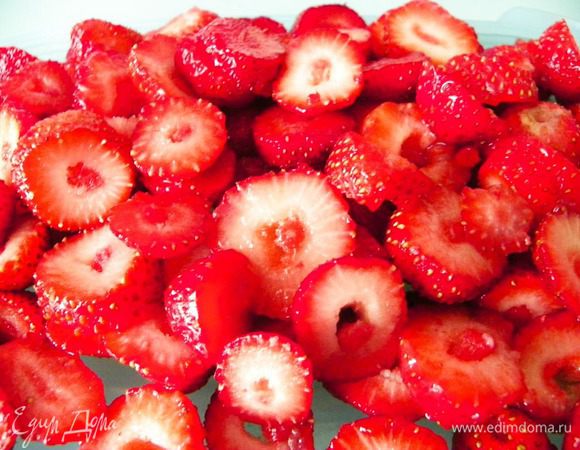 Клубнику промыть, обсушить, удалить плодоножки, порезать . 
