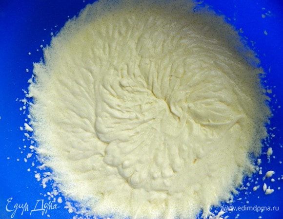 Сметану взбить с сахаром до мягких пиков.