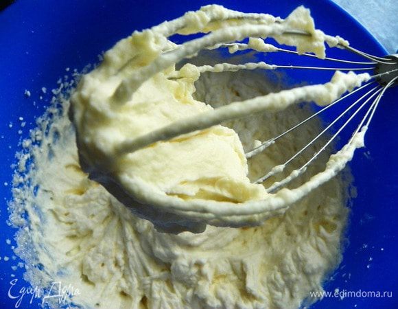 Добавить в сметану желатин и протертый через сито творог. все взбить до однородной пышной массы.