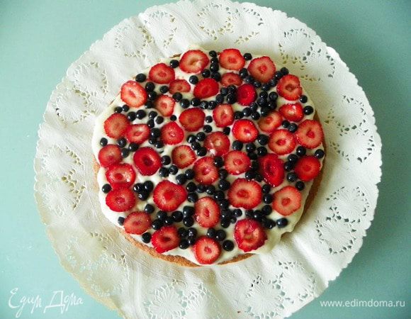 Сборка. На нижний корж намазываем 1/5 часть крема и выкладываем 1/4 ягод черники и клубники. Сверху кладем следующий корж. Так повторяем со всеми коржами.