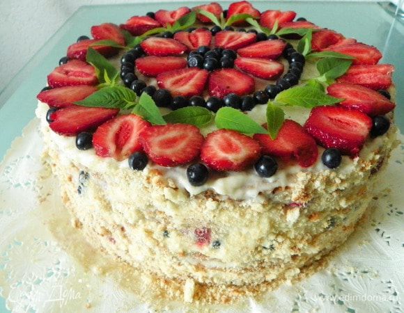 Оставшийся крем распределяем на  верхний корж и на бока торта. Украшаем торт сверху ягодами, листиками мяты. Бока по желанию можно обсыпать крошками от коржей или оставить просто белыми.