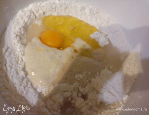 насыпаем в мисочку муку (я просеиваю), делаю углубление и кладу все ингредиенты для теста и замешиваю, и оставляю на минут 30 на подход