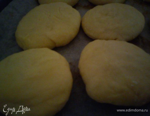 теперь формируем лепешки и оставляем до подхода в 2 раза