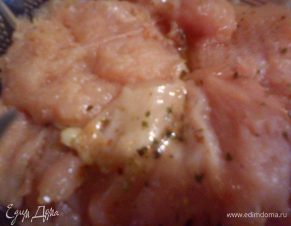 теперь берем куриную грудку и нарезаем поперек на 4-5 частей, каждую часть хорошо отбиваем, складываем в мисочку, добавляем специи, солим и поливаем медом, перемешиваем и оставляем мариновать на 30 мин.