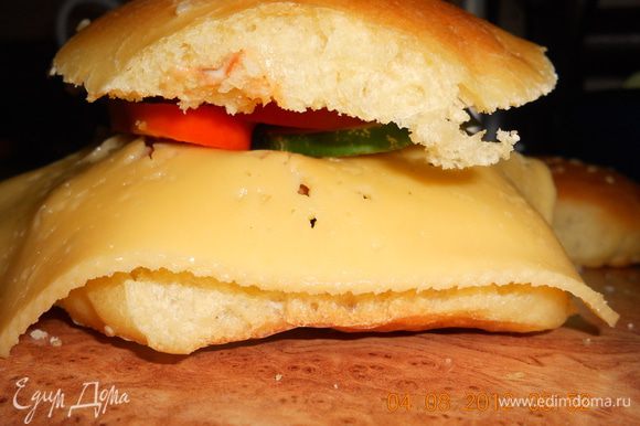 собираем чизбургер: булочку разрезаем, кладем отбивную, смазываем ее вашим любимым соусом, кладем сыр, кружочек перца, огурца и помидор. приятного аппетита!