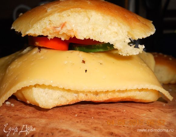 собираем чизбургер: булочку разрезаем, кладем отбивную, смазываем ее вашим любимым соусом, кладем сыр, кружочек перца, огурца и помидор. приятного аппетита!