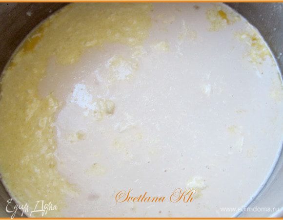 Дрожжи развести в небольшом количестве теплого молока, добавить ч.л сахара и дать подняться "шапочкой".
