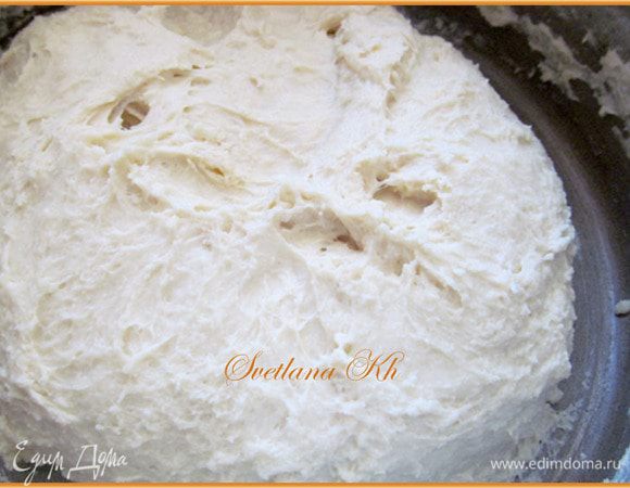 В емкость вылить дрожжи, добавить все остальные ингредиенты для теста. Хорошенько его вымесить, чтобы тесто было мягким и отлипало от рук. Оставить подняться на час.
