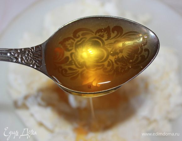 Творог размять вилкой. Добавить яйцо, мед и 2 ст. ложки муки смешанной с разрыхлителем, тщательно перемешать. Полученную массу скатать в колбаску, нарезать на кружочки.  В отдельной тарелке просеять 1 столовую ложку муки для панировки сырников.  Обвалять каждый сырник в муке и обжарить на топленом масле с двух сторон до золотистой корочки.