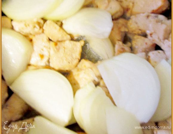 К курице добавить крупно нарезанный лук. Слегка обжарить.

