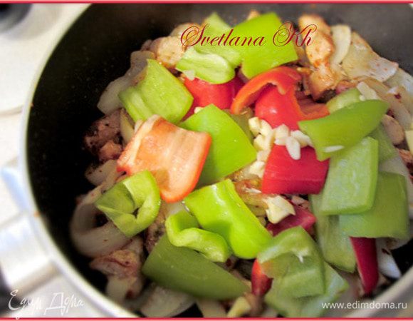 Затем - болгарский перец, нарезанный квадратиками и мелко нарезанный чеснок -2 зубчика.Жарить 4 минуты.

