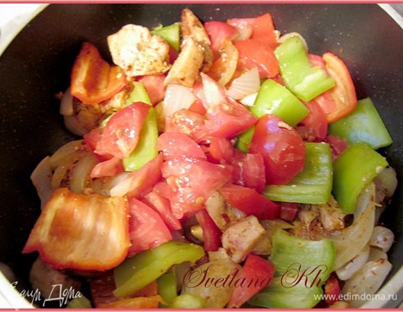 Добавить помидоры и жгучий перец.
Обжариваем все вместе, но овощи должны остаться слегка хрустящими.

