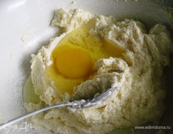 Вводим яйцо и еще раз хорошенько взбиваем. 