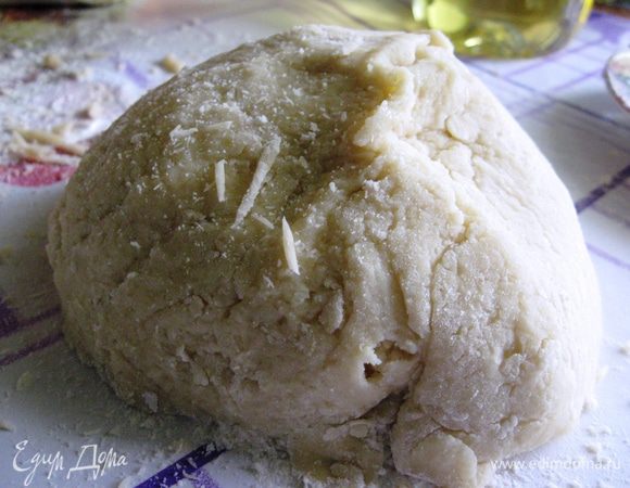 Муку просеиваем и вымешиваем тесто. Тесто получается мягким, приятным и легко меситься. Накрываем пищевой пленкой и отправляем в морозилку на полчаса. Можете, конечно, пойти другим путем (поставить в холодильник на ночь).