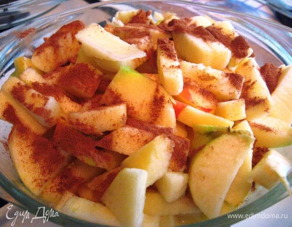 Масло растапливаем в кастрюле, добавляем яблоки, сахар (50 г) и корицу. Тушим иногда помешивая до мягкости яблок. 