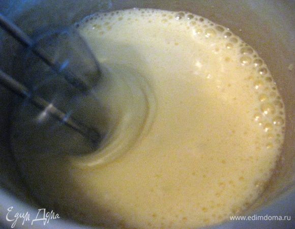 Яйца и желтки взбиваем с оставшимся сахаром минут 7-10 (не меньше).