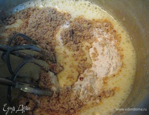 Не прекращая взбивать добавляем миндальную и обычную муку. 