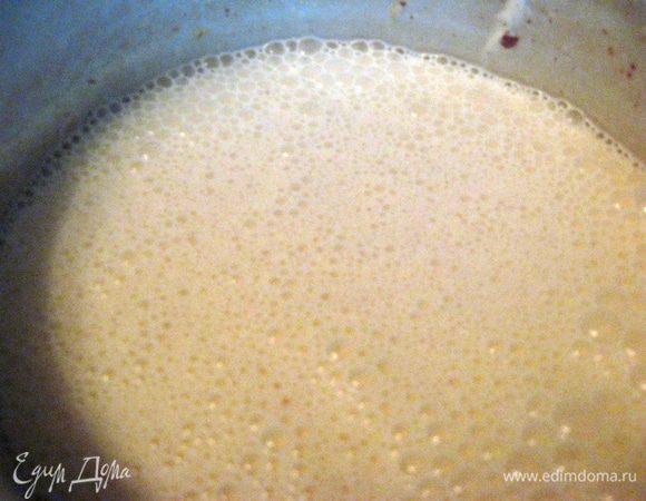 Затем, вводим молоко. В конце добавляем ванильный сахар, сметану и тщательно перемешиваем.