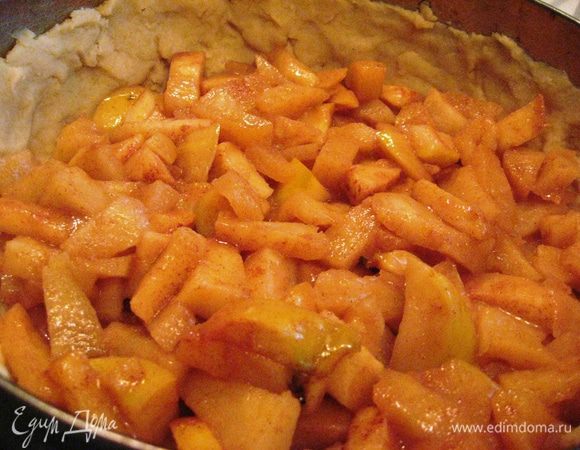 Яблоки выкладываем на тесто. 