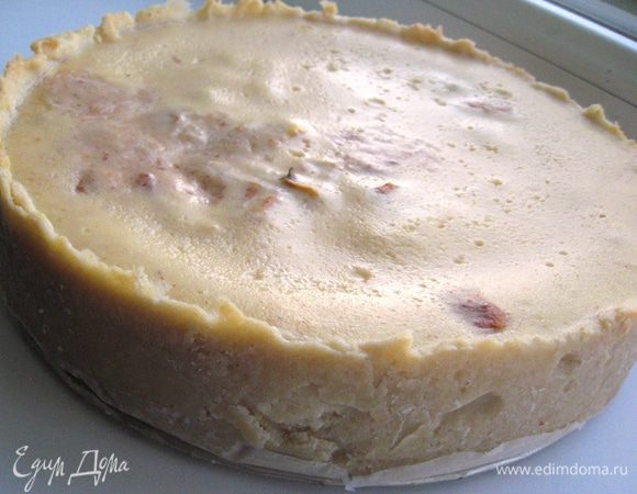 Поверх яблок выливаем яично-сметанную смесь. Выпекаем при температуре 160 градусов 40-45 минут. Даем полностью остыть в духовке. Не пугайтесь, когда начинка вначале будет дрожать. Она схватиться после остывания и получится Очень нежной!