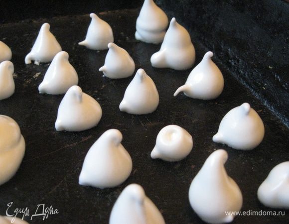 Украшение.
Белки взбиваем с 50 г. Сахарной пудры до стойких пиков. Делаем маленькие безешки и сушим в духовке при 100 градусах 1,5 часа. Даем полностью остыть в духовке. 
