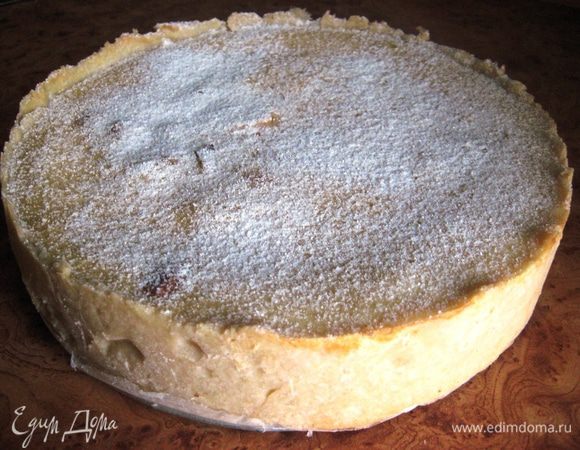 Верх пирога посыпаем оставшейся сахарной пудрой и украшаем безешками. Ставим в холодильник на ночь.