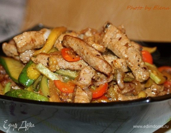 Нашинковать соломкой остальные овощи и обжарить в той же сковороде до полуготовности (3-5 мин). Добавить мясо и всё хорошо перемешать. Блюдо готово, приятного аппетита! :)