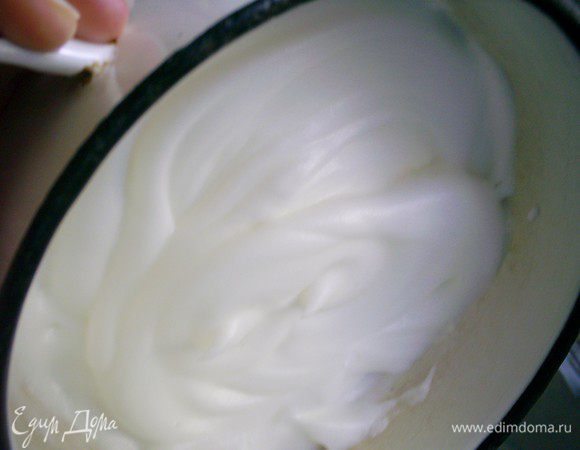 Начинаем взбивать белки миксером. Взбиваем до тех пор, пока не получим упругую массу с резкими следами от венчиков. Наши белки не должны выпадать из кастрюльки, если ее перевернуть.