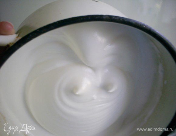 Теперь можно начинать добавлять сахар. Его мы вводим постепенно, не прекращая взбивание, приблизительно за 10 приемов. И каждый раз тщательно все перемешиваем на высокой скорости миксера. Полученная масса также должна держаться в кастрюльке, поставленной на ребро.