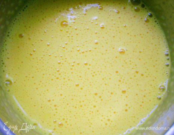 Взбиваем желтки. Без ничего! Взбиваем их буквально пару минут, они слегка загустеют и посветлеют.