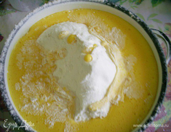 Берем емкость со взбитыми белками. Просеиваем на них сразу всю муку и выливаем все желтки.
