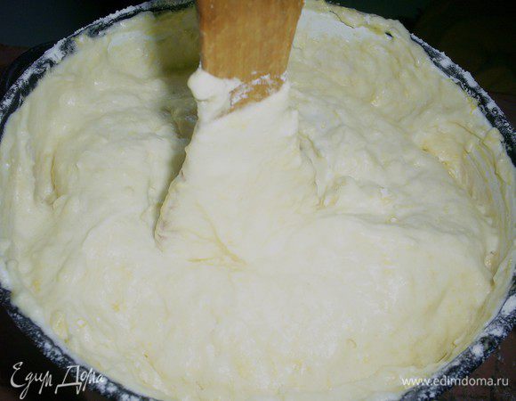 Теперь аккуратно перемешиваем ложкой или лопаткой нашу массу снизу - вверх от стенок к середине. Главное не перестараться и никаких круговых резких движений!!! Надо постараться размешать все с минимальным количеством движений. Как только исчезнут комочки муки - прекращаем мешать. Тесто должно получится таким густым, что лопатка в нем стоит не падая.