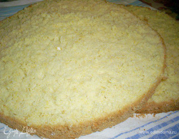 После полного остывания ножом проводим по стенкам формы. Бумага отделяется без проблем. Ваш красавец-бисквит готов. Можете использовать его по назначению.