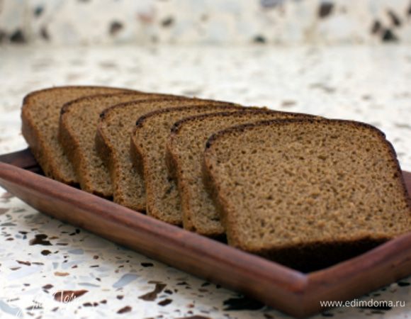 Нарезаем хлеб, обжариваем его до хруста на сковороде.  Давая ему немного остыть, берем зубчик чеснока, разрезаем его пополам и натираем им обжаренный ранее хлеб с двух сторон. 