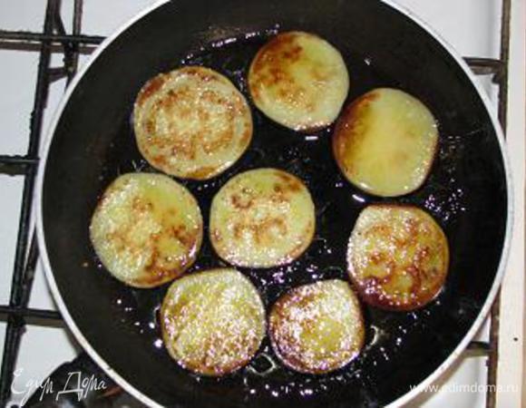 Моем баклажан и вытираем его насухо. Разрезаем на колечки,  бросаем их на сковороду и жарим их с двух сторон (без муки!). Солим их. Для большей пряности можете поперчить.  Далее, нарезаем помидор также кольцами и обжариваем. 