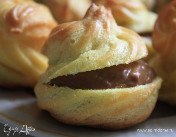 Готовим тесто: Масло, соль, сахар, воду довести до кипения, снять с огня. тут же ввести просеянную муку,  взбивая миксером (венчик или ложка тоже подойдут, но миксером удобнее и быстрее))).  

   Дать пару минут остыть и ввести  по одному яйца. На всякий случай, напомню, что яйца лучше сначала разбивать в одтельную посуду перед добавлением в тесто, так как если оно несвежее, то тесто не будет испорчено. Тесто должно получиться гладким и блестящим, если оно слишком крутое, можно добавить еще одно, четвертое яйцо.