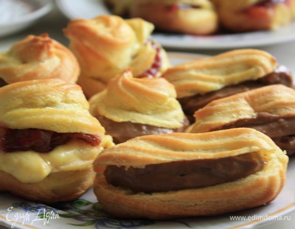     Пока духовка занята, готовим заварной крем. Желтки, сахарную пудру, крахмал, щипотку соли и, если используете сахар с ванилью взбиваем вместе до побеления массы и увеличения ея в объеме.   

     Молоко кипятим, если используем стручек ванили, а не сахар с ванилью, кипятим со вскрытым стручком.

 Соединяем молоко и желтки, взбивая миксером, возвращаем на малый огонь, доводим до кипения, постоянно помешивая. Если крем недостаточно густой можно очень аккуратно, взбивая миксером, что бы не было комочков добавить крахмал, но лучше это делать, конечно, на этапе взбивания желтков. Можно по желанию, добавить коньяк, если среди дегустаторов нет детей.

 Крем остудить, протереть через сито (я не протираю обычно)))). 
 В часть, крема, не использованного со сливами я добавила какао и смешала все миксером.
  