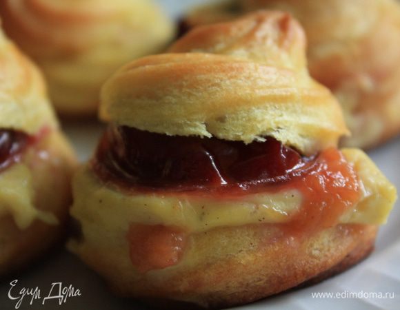 Сливовая начинка: Сливы режем пополам из расчета одна половика сливы на один эклер ( у меня 5 штук слив.) Кладем в жаропрочную посуду, кожицей вверх, между половинками маленькие кусочки масла, все посыпаем сахаром и слегка можно сбызгнуть коньяком (не обязательно). Духовка, по идее должна быть свободна - отправляем минут на 15 (у меня начинка готовилась, когда духовка была уже свободна и сливы провели там время, потраченное на приготовление крема))), примерно 10-15 мин. Остужаем.