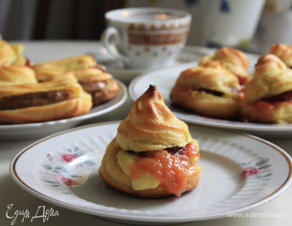 Сбор пирожного: Делаем надрез, выкладываем ложкой крем, на него, стараясь не повредить форму сливу. Сливовая кислинка отлично оттеняет вкус заварного крема.  )))) В остальную часть крема, при желании можно добавить какао, а самым энергичным, растопленный на паровой бане шоколад и начинить им остальные эклеры)))) 

Сок, оставшийся от слив можно использовать, как соус в других рецептах

Приятного аппетита))))
