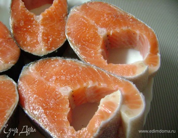 Рыбу разделать на стейки 1,5 см и посолить.