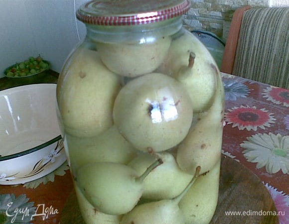 Наполняем 3-литровый бутыль грушами, заливаем кипятком на 5-7 мин.,накрываем крышкой.