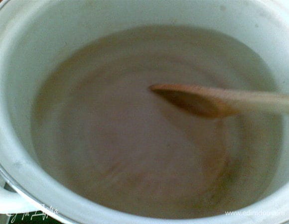 Делаем сироп - добавляем в слитую воду 1,5 стакана сахара и 1 ч.л. лимонной к-ты. Даем закипеть ,перемешиваем , чтобы растворился сахар и лимон.к-та.