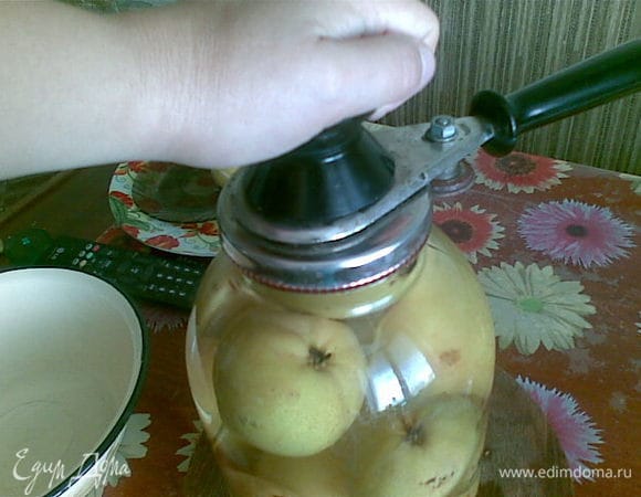 Укупориваем с помощью закаточной машинки