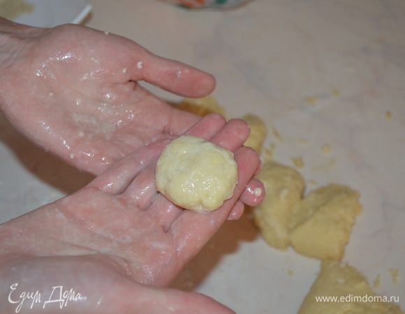 От теста отщипываем кусочки, скатываем их в шарик размером с грецкий орех. Все это делается мокрыми руками. 