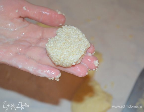 Из каждого кусочка формируем лепешку, обмакиваем с одной стороны в кунжут 