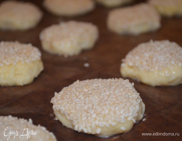 Выкладываем на противень застеленный бумагой для выпечки (ее смазать растительным маслом).