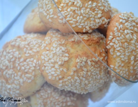 Выпекаем 25 минут при температуре 180 градусов до золотистого цвета. 