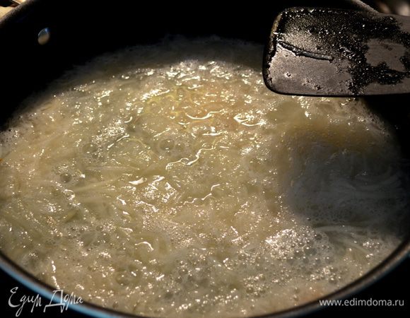 Разогреть духовку до 210 г. Поставить в духовку противень, чтобы он нагрелся. Картофель почистить и натереть на терке или в фудпроцессоре. Залить горячей водой, чтобы картофель прикрывало, закрыть крышкой и варить примерно 10 мин. 